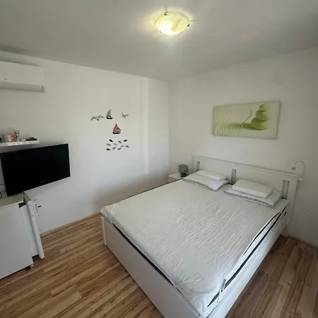 Tomaz Apartment, Burle