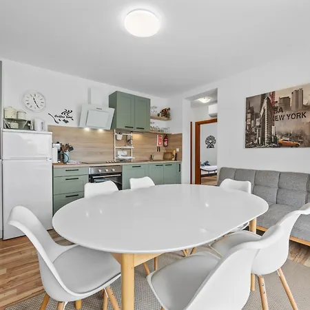 Tomaz Apartment, Burle Medulin